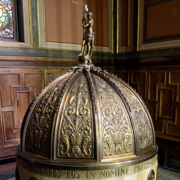 Olot.- Església neoclàssica de Sant Esteve, S. XVIII. Pica baptismal reconstruïda poc abans de l'any 2000 (12/2016)