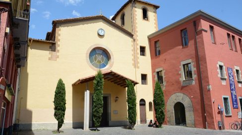 Olot.- Església gòtica del Convent del Carme restaurada durant el barroc. A la dreta, a l'antic convent hi ha ubicada l'escola del Disseny (5/2017)