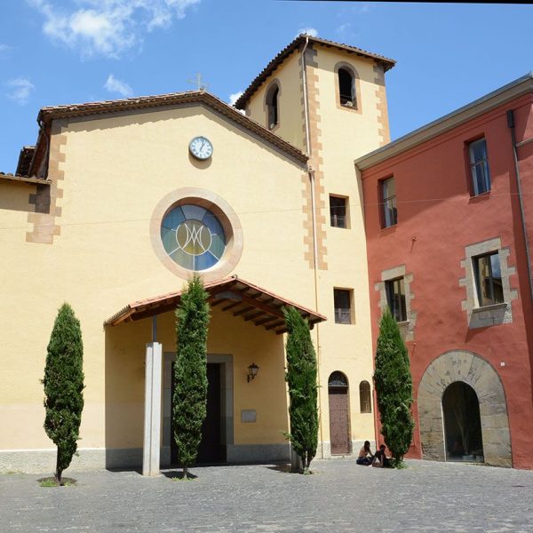Olot.- Església gòtica del Convent del Carme restaurada durant el barroc. A la dreta, a l'antic convent hi ha ubicada l'escola del Disseny (5/2017)