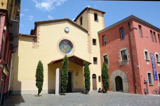 Olot.- Església gòtica del Convent del Carme restaurada durant el barroc. A la dreta, a l'antic convent hi ha ubicada l'escola del Disseny (5/2017)