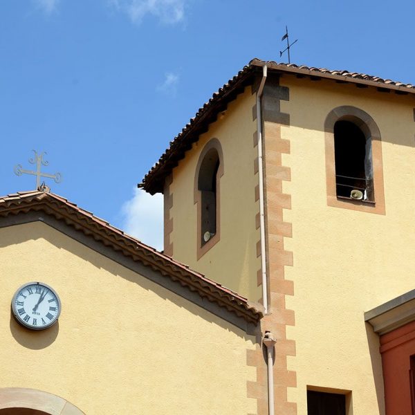Olot.- Església gòtica del Convent del Carme restaurada durant el barroc. Vista del campanar de planta quadrada cantoner entre església i convent (5/2017)