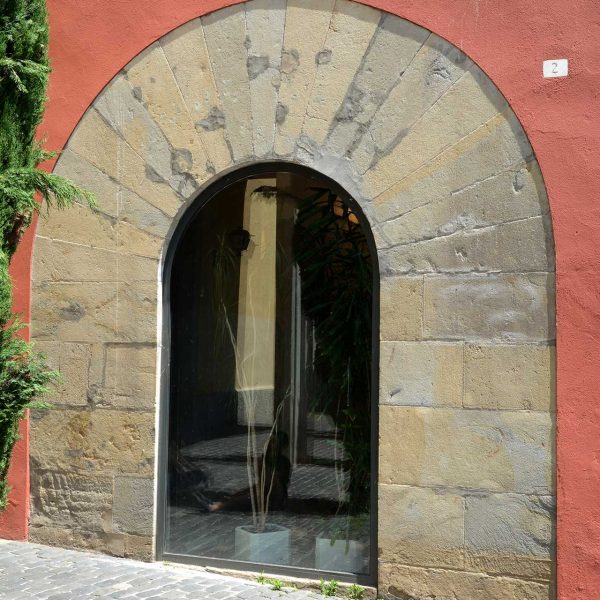 Olot.- Església gòtica del Convent del Carme restaurada durant el barroc. Vista de la porta d'arc de mig punt que accedia al convent (5/2017)