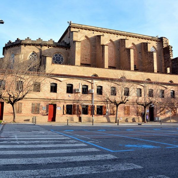 Manresa.- Església del Carme iniciada el 1322 i demolida el 1936. Refeta entre 1940 i 1952 resta inacabada (7/2014)