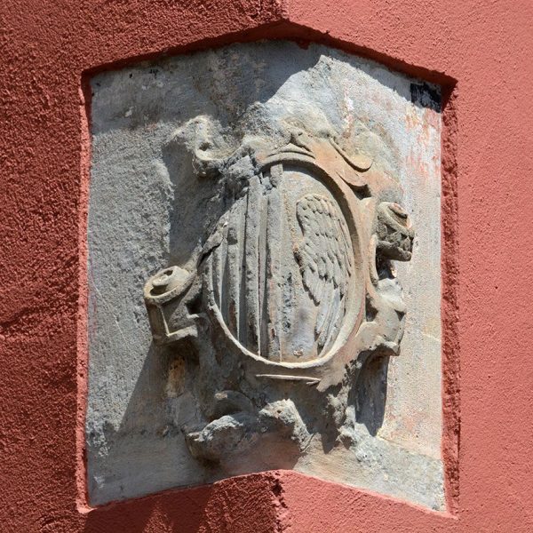 Olot.- Església gòtica del Convent del Carme restaurada durant el barroc - Escut cantoner de la façana del convent (5/2017)