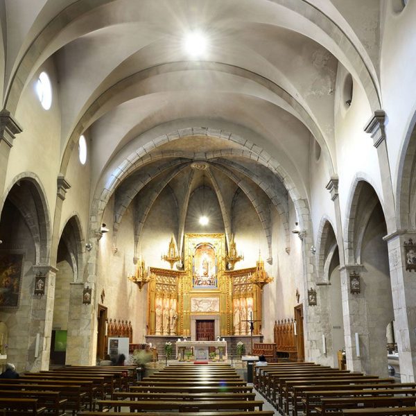 Olot.- Església gòtica del Convent del Carme restaurada durant el barroc - Vista de l'interior amb una sola nau i vuit altars laterals (5/2017)
