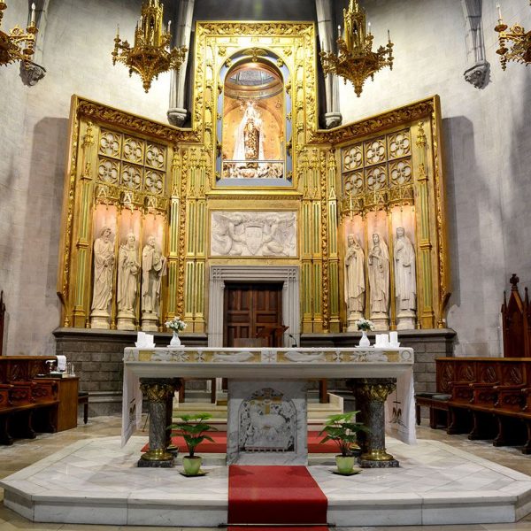 Olot.- Església gòtica del Convent del Carme restaurada durant el barroc - Vista del presbiteri i retaule presidit per la Mare de Déu (5/2017)