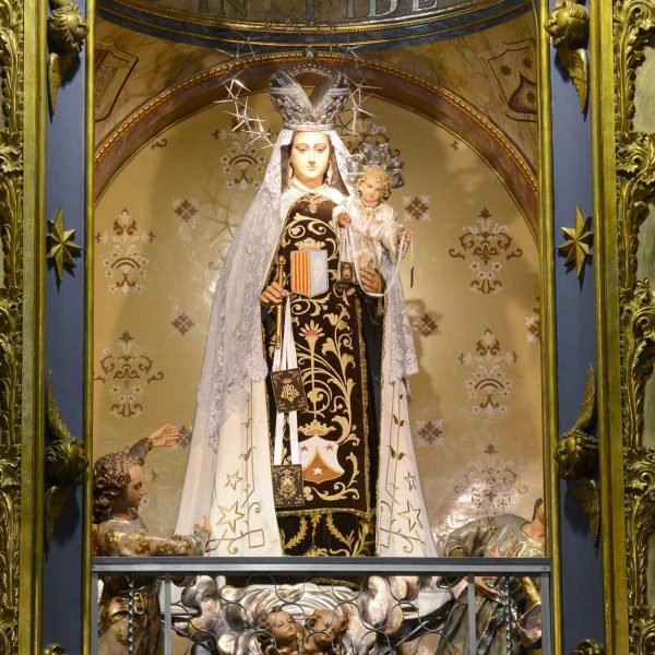 Olot.- Església gòtica del Convent del Carme restaurada durant el barroc - Vista del retaule presidit per la Mare de Déu (5/2017)