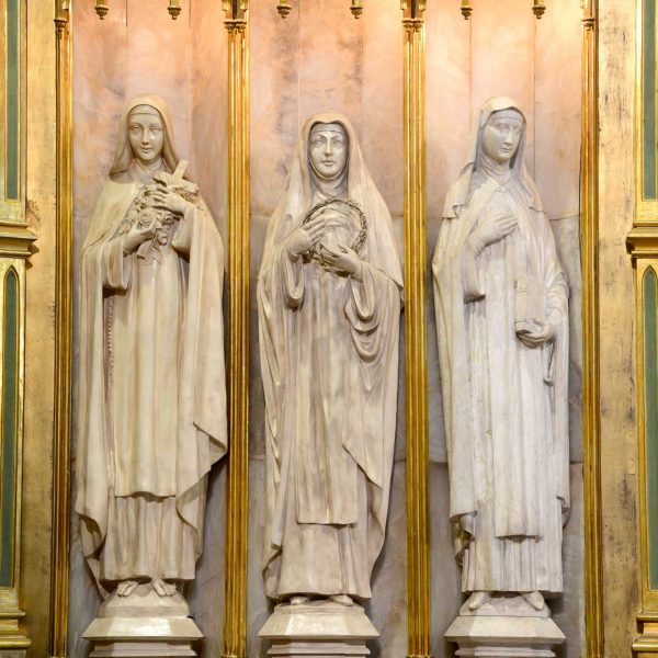 Olot.- Església gòtica del Convent del Carme restaurada durant el barroc - Vista de tres imatges laterals del retaule d¡'alabastre i mida natural (5/2017)