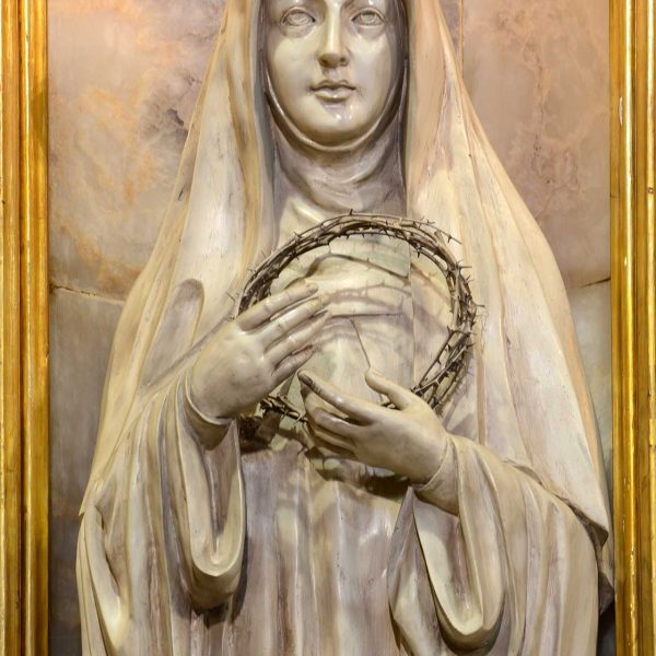 Olot.- Església gòtica del Convent del Carme restaurada durant el barroc - Vista de l'imatge central del lateral de mida natural d'alabastre (5/2017)