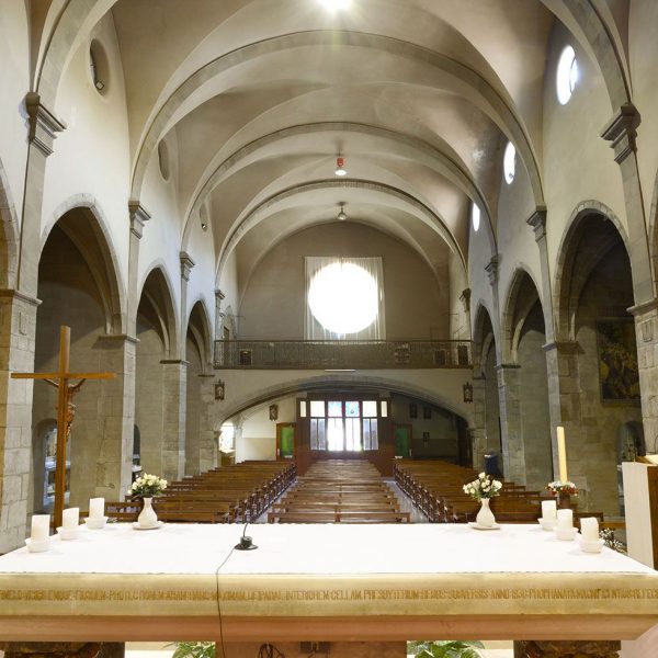Olot.- Església gòtica del Convent del Carme restaurada durant el barroc - Vista del fons de l'unica nau amb vuit altars laterals (5/2017)