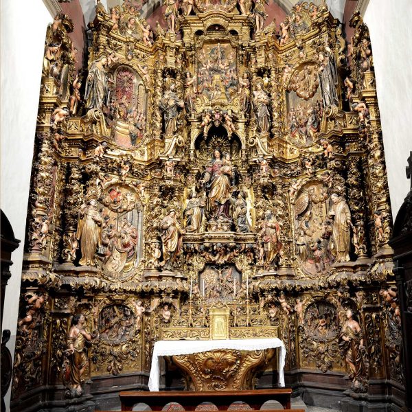 Olot.- Església neoclàssica de Sant Esteve, S. XVIII. Retaule del Roser de fusta tallada i policromada de Pau Costa anys 1704/1707 (12/2016)