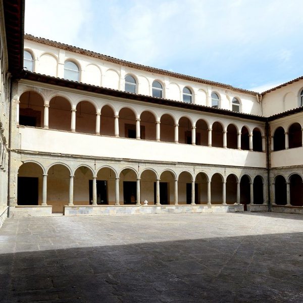 Olot.- Claustre del Convent del Carme del 1603 de Llàtzer Cisterna de tres plantes construïdes amb arcs de mig punt. (5/2017)