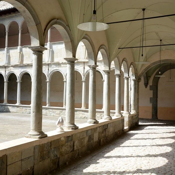 Olot.- Claustre del Convent del Carme (1603) de Llàtzer Cisterna. La planta baixa i pis estant formades per arcs de mig punt i columnes (5/2017)