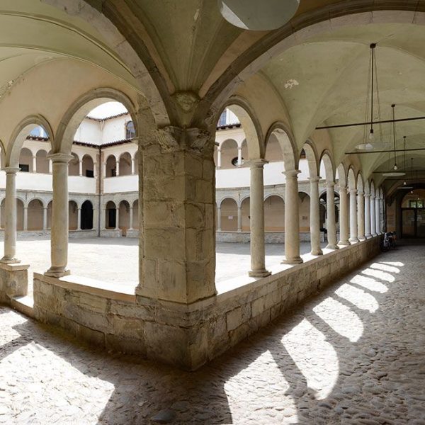 Olot.- Claustre del Convent del Carme (1603) de Llàtzer Cisterna. La planta baixa i pis estant formades per arcs de mig punt i columnes (5/2017)