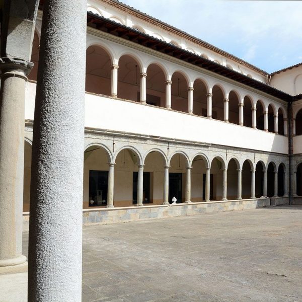 Olot.- Claustre del Convent del Carme (1603) de Llàtzer Cisterna. La planta baixa i pis estant formades per arcs de mig punt i columnes (5/2017)
