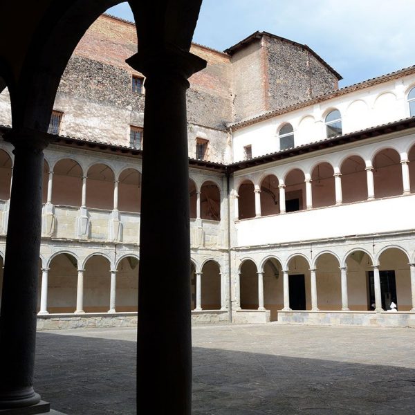 Olot.- Claustre del Convent del Carme (1603) de Llàtzer Cisterna. La planta baixa i pis estant formades per arcs de mig punt i columnes (5/2017)