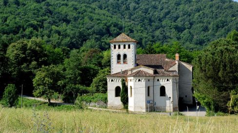 Olot.- Església de Sant Cristòfol, d'origen romànic, S. XI, però amb moltes reformes en el S. XIX com la torre i els absis (6/2017)