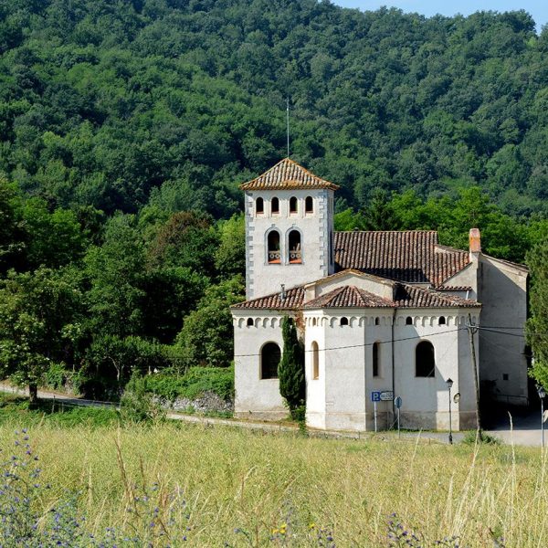 Olot.- Església de Sant Cristòfol, d'origen romànic, S. XI, però amb moltes reformes en el S. XIX com la torre i els absis (6/2017)