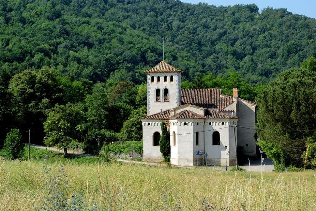 Olot.- Església de Sant Cristòfol, d'origen romànic, S. XI, però amb moltes reformes en el S. XIX com la torre i els absis (6/2017)