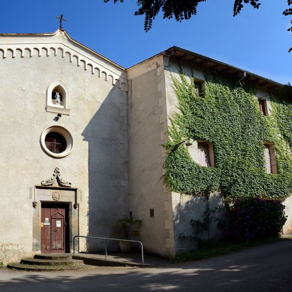 Olot.- Església de Sant Cristòfol, d'origen romànic, S. XI, però reformada en el S. XIX. La porta té una llinda amb la data gravada del 1596 (6/2017)