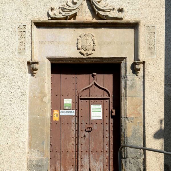 Olot.- Església de Sant Cristòfol, d'origen romànic, S. XI, però reformada en el S. XIX. La porta té una llinda amb la data gravada del 1596 (6/2017)