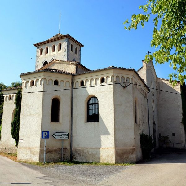 Olot.- Església de Sant Cristòfol, d'origen romànic, S. XI, però amb moltes reformes en el S. XIX com la torre i els absis (6/2017)