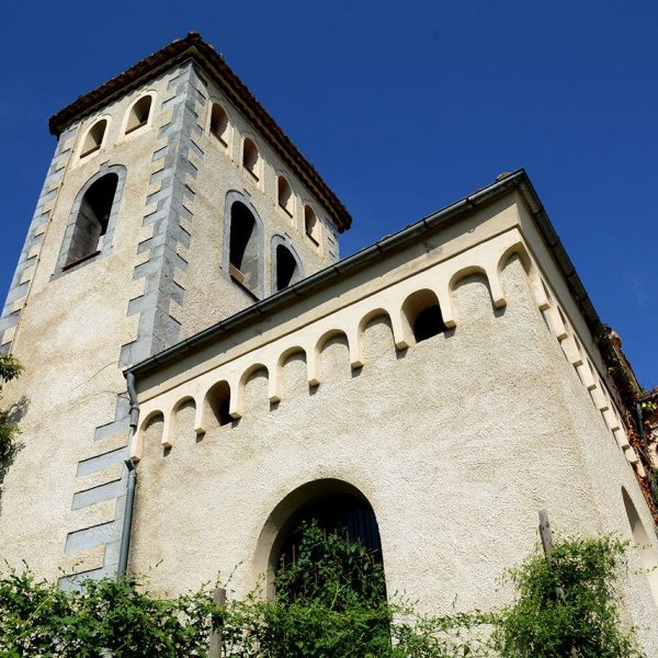 Olot.- Església de Sant Cristòfol, d'origen romànic, S. XI, però amb moltes reformes en el S. XIX com la torre i els absis (6/2017)