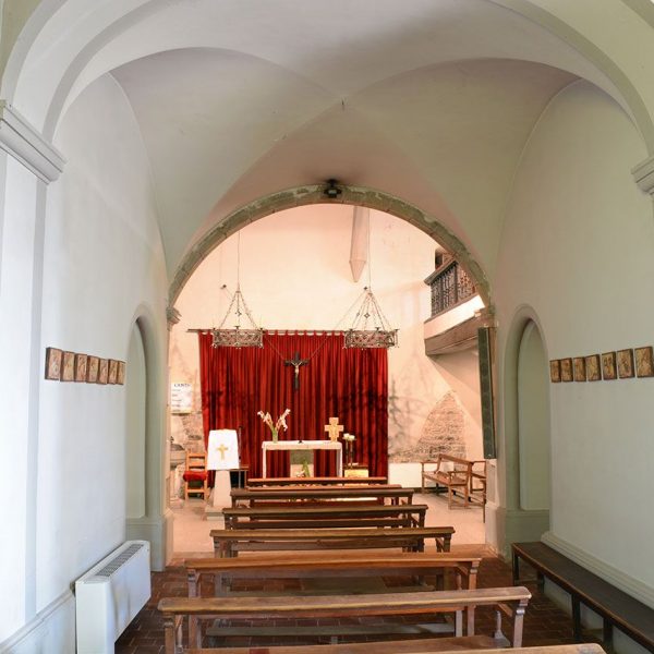 Olot.- Església de Sant Cristòfol, d'origen romànic, S. XI, però reformada en el S. XIX. Vista de l'interior amb una barreja d'estils i conceptes (6/2017)