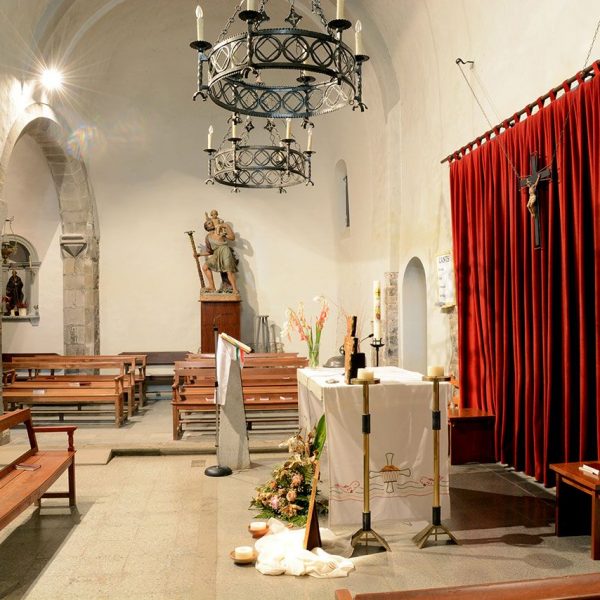 Olot.- Església de Sant Cristòfol, d'origen romànic, S. XI, però reformada en el S. XIX. Vista de l'interior amb una barreja d'estils i conceptes (6/2017)