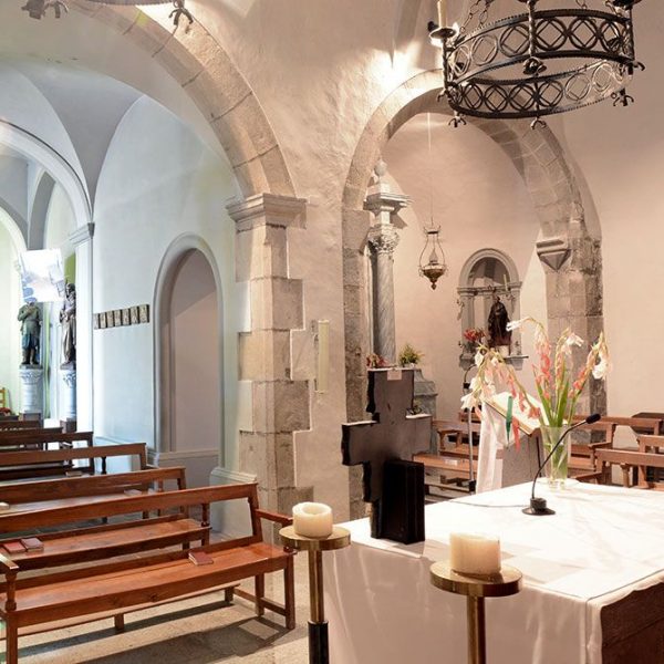 Olot.- Església de Sant Cristòfol, d'origen romànic, S. XI, però reformada en el S. XIX. Vista de l'interior amb una barreja d'estils i conceptes (6/2017)