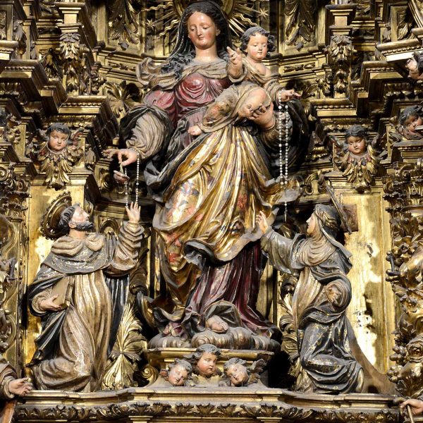 Olot.- Església neoclàssica de Sant Esteve, S. XVIII. Detall del retaule del Roser de fusta tallada i policromada de Pau Costa anys 1704/1707 (12/2016)