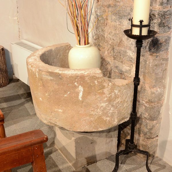 Olot.- Església de Sant Cristòfol, d'origen romànic, S. XI, però reformada en el S. XIX. Vista de les restes d'una pica (6/2017)