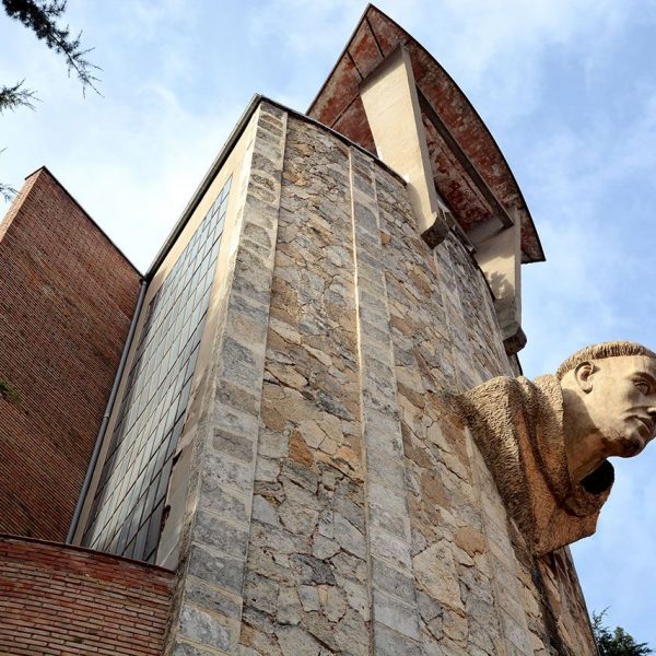 Olot.- Església de Sant Pere Màrtir. A la façana posterior en el campanar hi ha el bust de Sant Pere esculpit per C. Devesa. (12/2017)