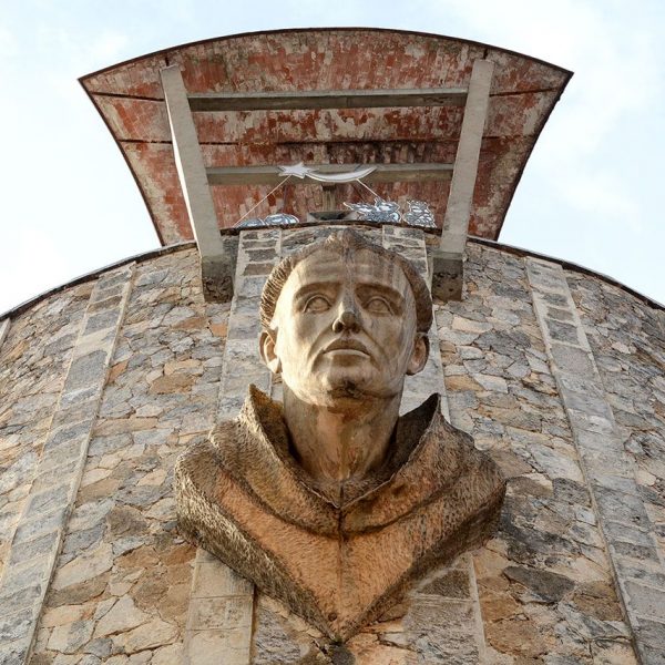 Olot.- Església de Sant Pere Màrtir. A la façana posterior en el campanar hi ha el bust de Sant Pere esculpit per C. Devesa. (12/2017)