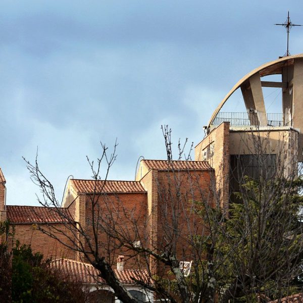 Olot.- Església de Sant Pere Màrtir. Vista lateral de l'església de pla inclinat amb el campanar cobert amb una superfície hiperbòlica (12/2017)