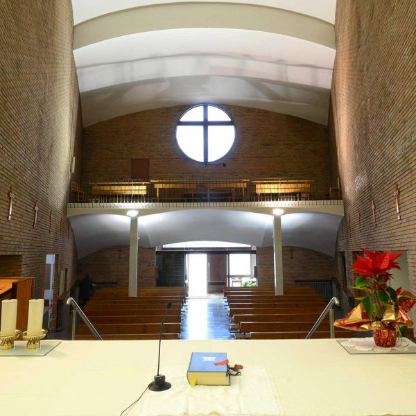 Olot.- Església de Sant Pere Màrtir. Consta d'una sola nau de pla inclinat. Vista del fons de la nau (1/2018)