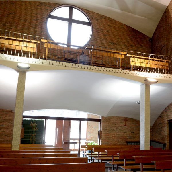 Olot.- Església de Sant Pere Màrtir. Consta d'una sola nau de pla inclinat. Vista del fons de la nau amb el cor (1/2018)