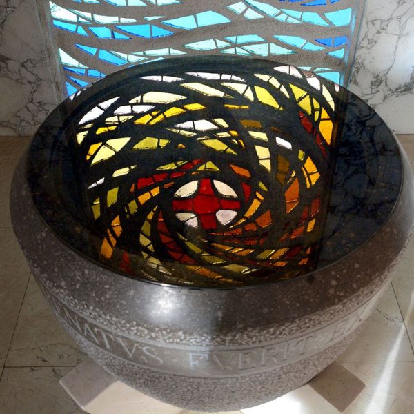 Olot.- Església de Sant Pere Màrtir. Consta d'una sola nau de pla inclinat. Vista de la pica baptismal (1/2018)