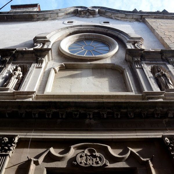 Olot.- Santuari del Tura. Citada en el 872 les línies actuals corresponen al barroc classicista. La façana es de J. Danés del 1928 (1/2017)