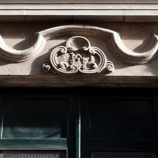 Olot.- Santuari del Tura. Citada en el 872 les línies actuals corresponen al barroc classicista. Dintell de la porta de J. Danés de 1928 (1/2017)