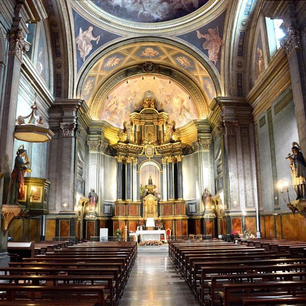 Olot.- Santuari del Tura. Citada en el 872 l'estil actual correspon al barroc classicista. Vista de l'interior d'una sola nau reformada cap 1940 (1/2017)