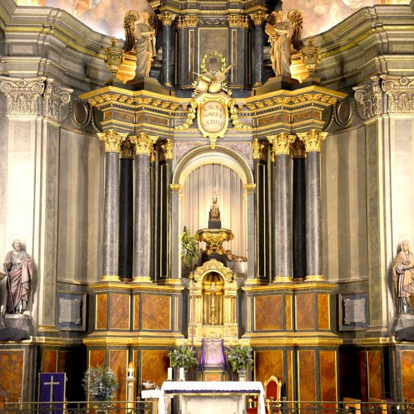 Olot.- Santuari del Tura. Vista del retaule major del S. XIX de J. Carles Panyó presidit per la Mare de Déu romànica del Tura (3/2017)