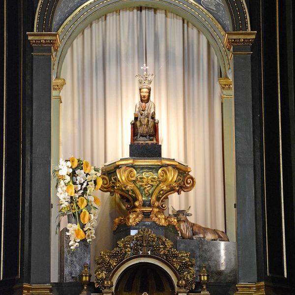 Olot.- Santuari del Tura. Vista del retaule major del S. XIX de J. Carles Panyó presidit per la Mare de Déu romànica del Tura (3/2017)