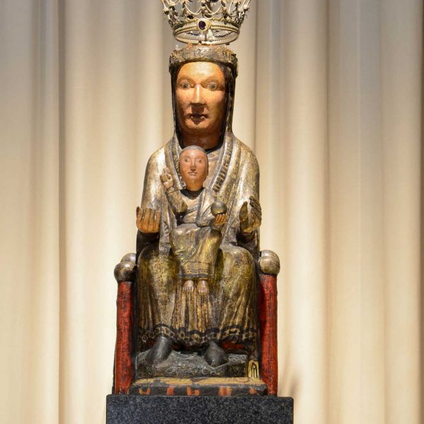 Olot.- Santuari del Tura. Detall de la Mare de Déu romànica del Tura que presideix l'altar major (3/2017)