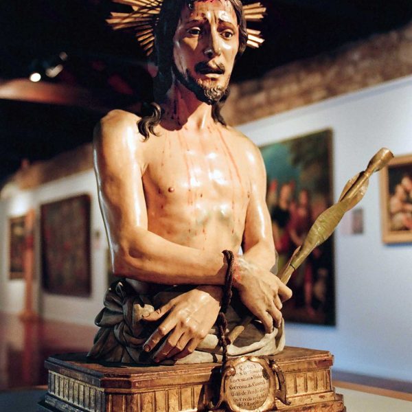 Olot.- Santuari del Tura. Escultura de l'Ecce Homo de Ramon Amadeu de l'any 1782 en una fotografia de l'any 1997