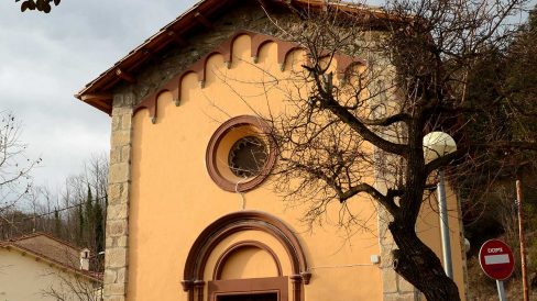 Olot.- Capella Nostra Senyora dels Desemparats, d'estil historicista, S. XIX. Consta d'una sola nau i al frontal hi ha un campanar d'espadanya (12/2017)