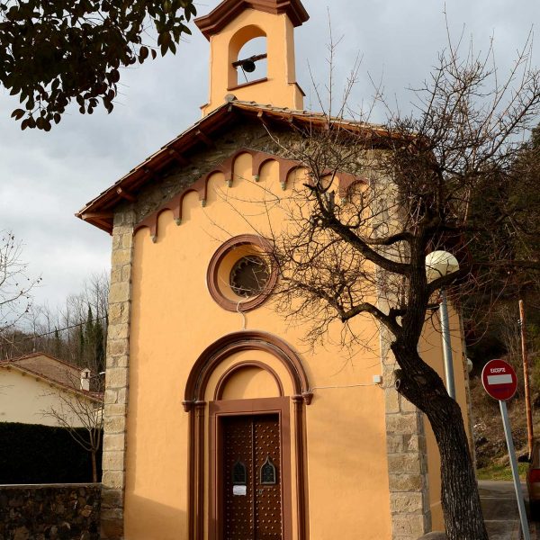 Olot.- Capella Nostra Senyora dels Desemparats, d'estil historicista, S. XIX. Consta d'una sola nau i al frontal hi ha un campanar d'espadanya (12/2017)