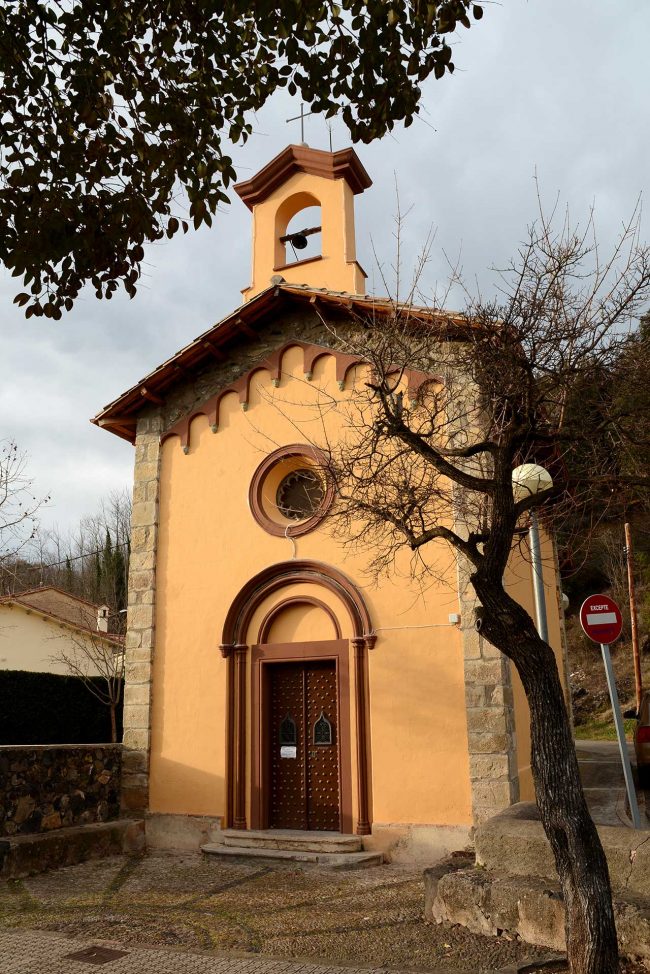 Olot.- Capella Nostra Senyora dels Desemparats, d'estil historicista, S. XIX. Consta d'una sola nau i al frontal hi ha un campanar d'espadanya (12/2017)