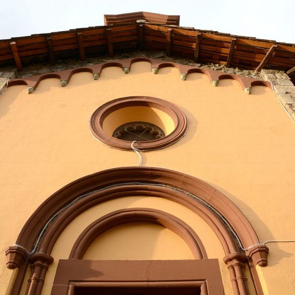 Olot.- Capella Nostra Senyora dels Desemparats, d'estil historicista, S. XIX. Consta d'una sola nau i al frontal hi ha un campanar d'espadanya (12/2017)