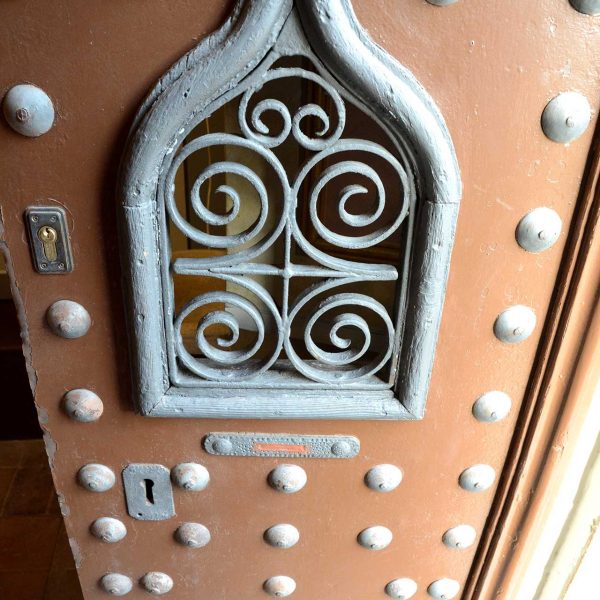 Olot.- Capella Nostra Senyora dels Desemparats, d'estil historicista del S. XIXi que consta d'una sola nau (12/2017)